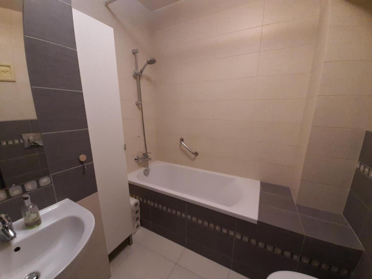 Apartament Di Trevi - Klimatyzacja Lägenhet Wrocław Exteriör bild